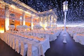 réception fete exterieur, decor reception chic, boules lumineuses